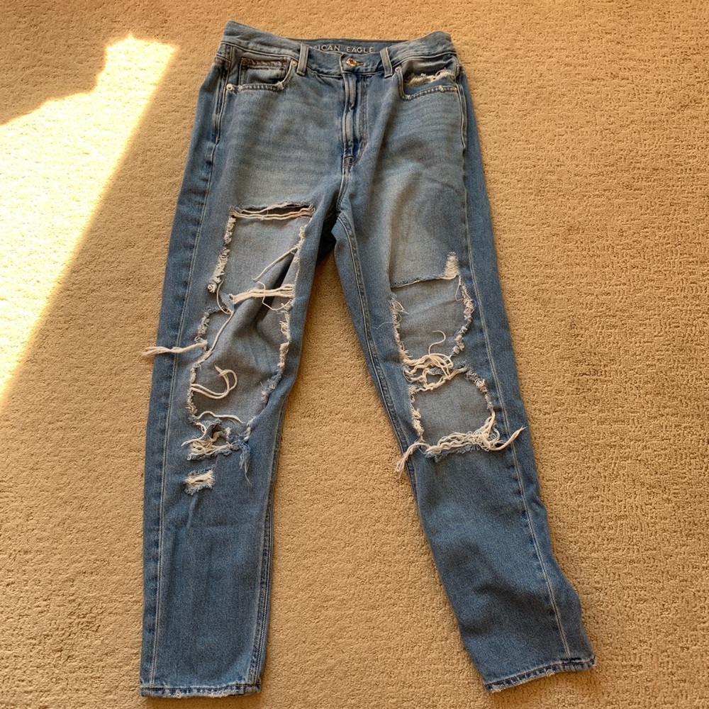AMERICAN EAGLE RIPPED MOM JEANS